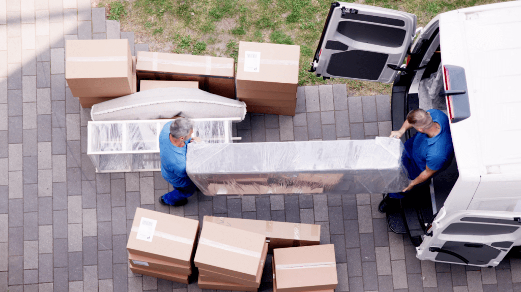 Primevia Transport Umzugsservice – Professionelle Helfer beladen einen Transporter mit Umzugskartons