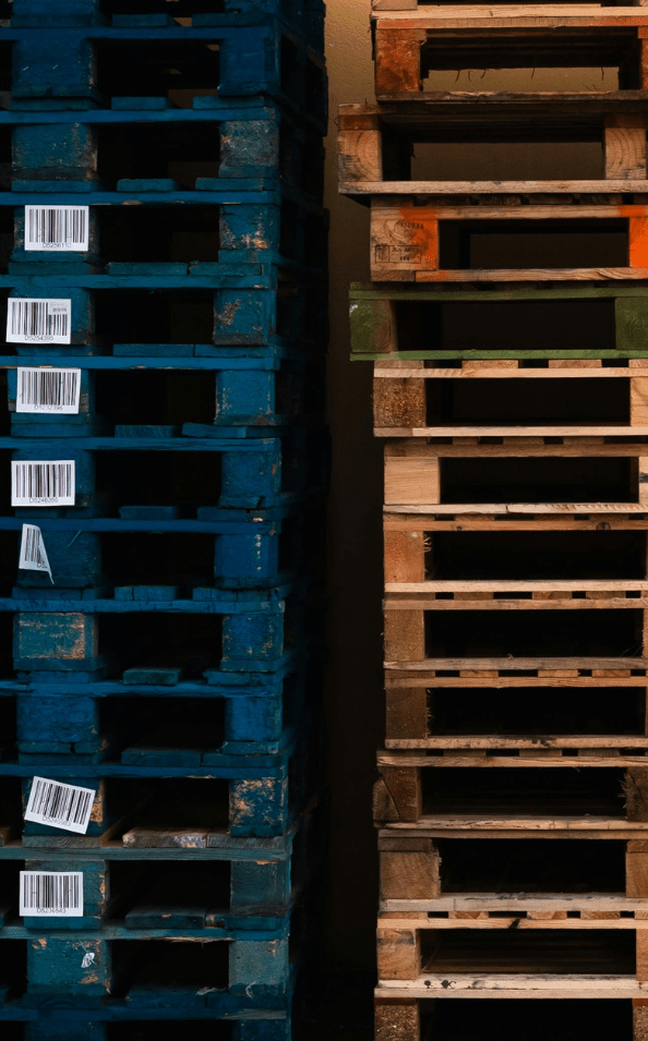 Primevia Transport Palettenversand – Stapel von Europaletten bereit für den gewerblichen Transport und Logistik-Service.