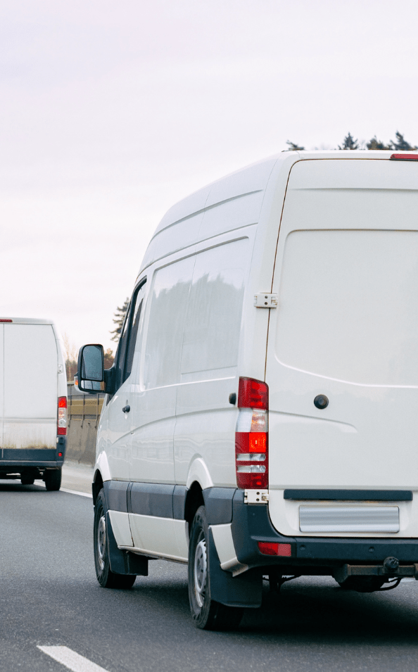 Primevia Transport – Weißer Transporter bei einer Kurierfahrt auf der Autobahn für schnelle Logistiklösungen.