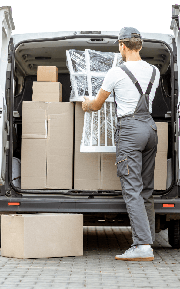 Primevia Transport Umzugsservice – Ein Mitarbeiter belädt einen Transporter sicher mit Möbeln und Umzugskartons.